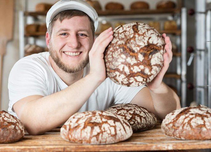 Bäckermeister Nick Heinke in seiner Neuen Backstube