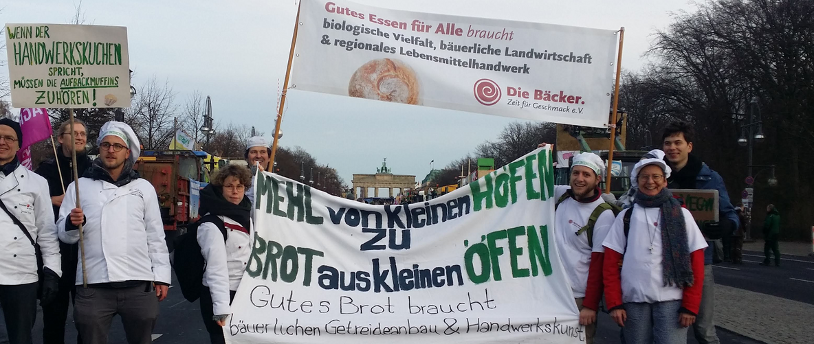 Mit dem Brandenburger Tor im Hintergrund demonstrieren die Freien Bäcker und das Junge Netzwerk für den Fortbestand bäuerlicher und kleinbäuerlicher Betriebe und Handwerksbetriebe