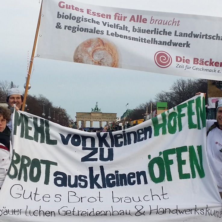 Mit dem Brandenburger Tor im Hintergrund demonstrieren die Freien Bäcker und das Junge Netzwerk für den Fortbestand bäuerlicher und kleinbäuerlicher Betriebe und Handwerksbetriebe