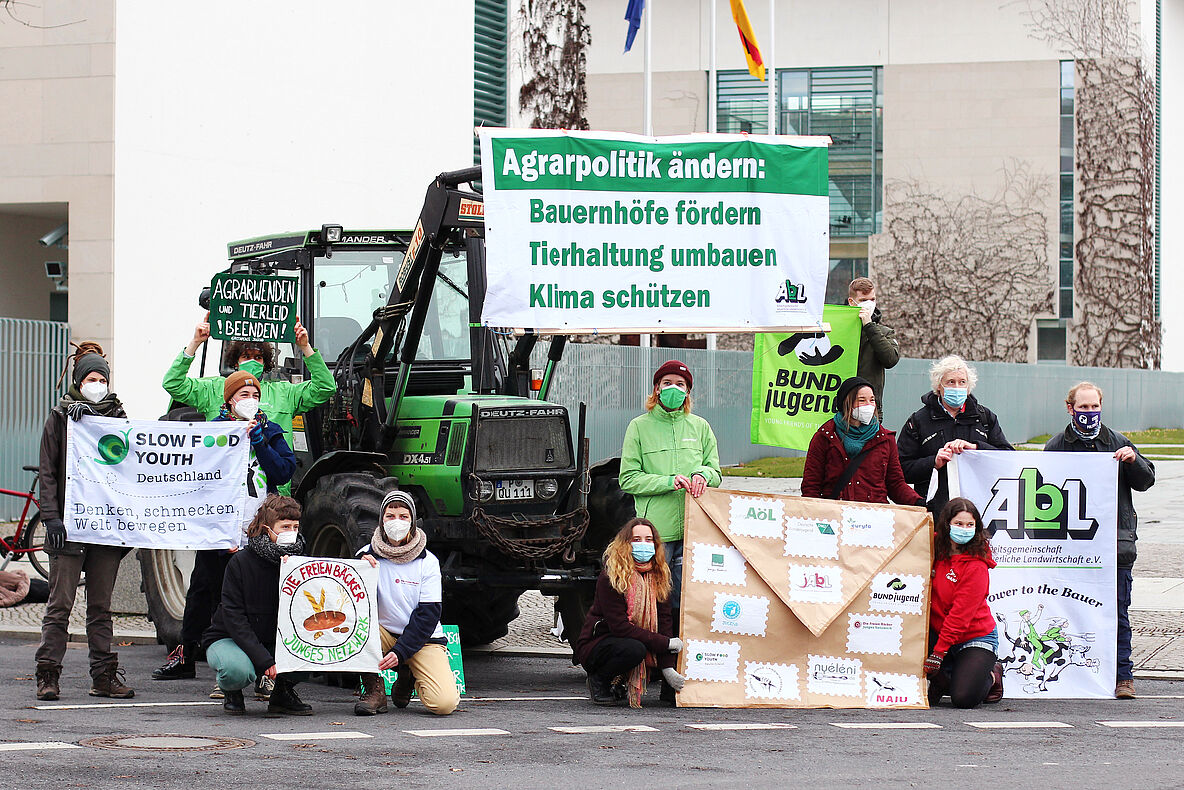 Symbolische Übergabe des offenen Briefs vor dem Bundeskanzlerinnenamt (Carla Ulrich / Instagram @carlamarjel / Website https://carlamarjel.tumblr.com)