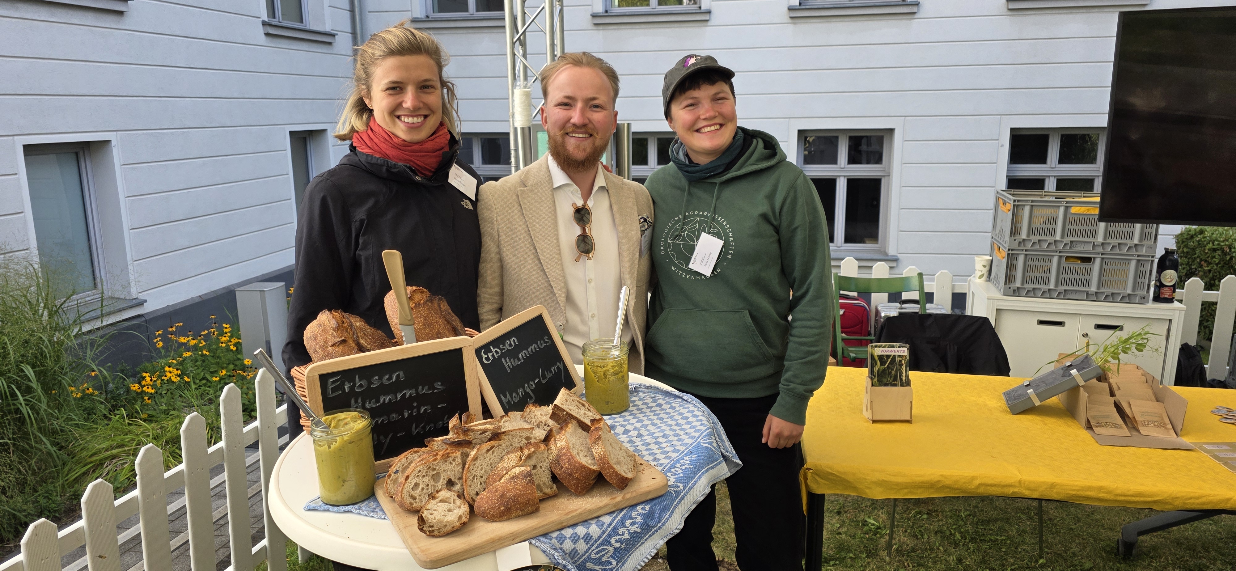Beim Stand-Team des VORWERTS Projektes dabei: Studierende der Uni Kassel, Hanna , Hermann und Annika.